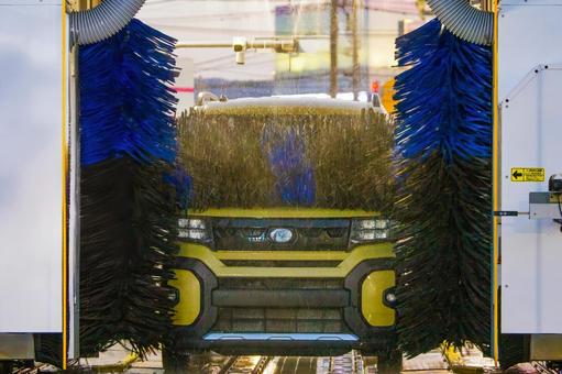全自動洗車中の車 全自動洗車中の車 車,洗車,ブラシの写真素材
