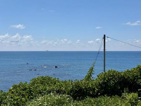 福井県東尋坊周辺雄島手前の日本海 電柱,水平線,福井県の写真素材
