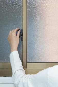 窓の鍵を開ける手 窓,窓際,鍵の写真素材