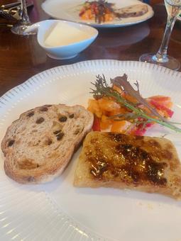 フランス料理の前菜 フランス料理の前菜 フランス料理,フォアグラ,パンの写真素材