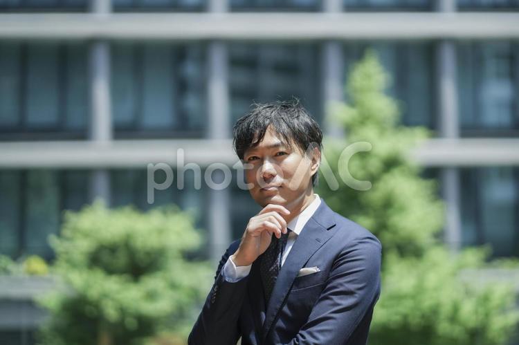 緑とビルとビジネスマン スーツ,就職,仕事の写真素材