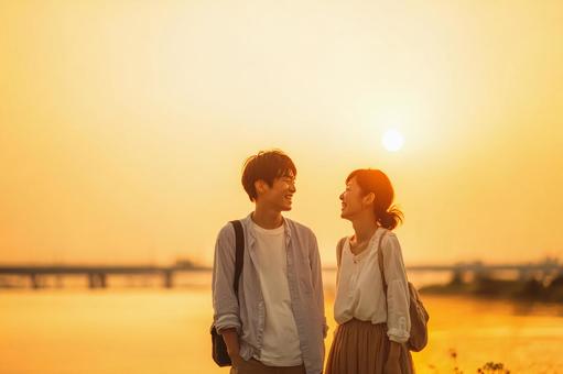 夕焼けに染まるロマンチックな光景 夕焼けに染まるロマンチックな光景の写真