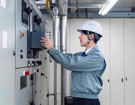 設備を操作・点検する男性作業員のイメージの写真