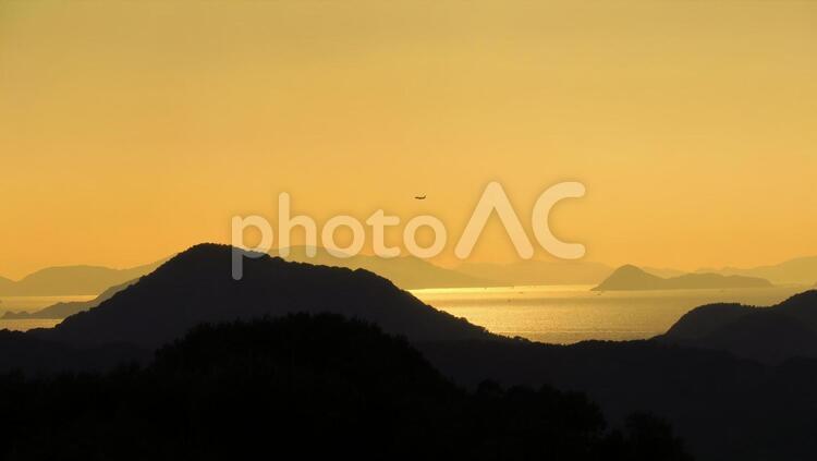 夕暮れと飛行機 日暮れ,暁,何人もありませんの写真素材