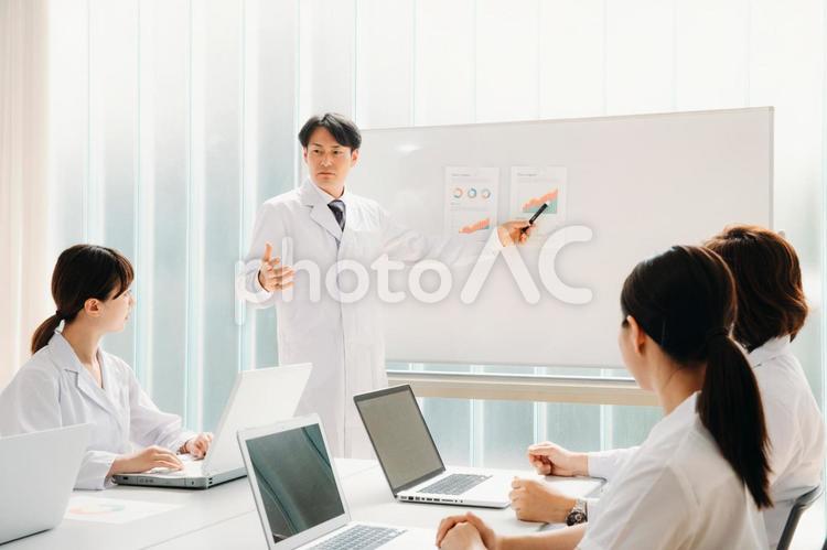 会議する白衣姿の男女 医療,医者,病院の写真素材