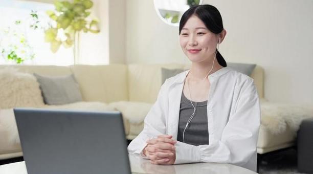 オンラインで面接を行うアジア人女性 オンラインで面接を行うアジア人女性 オンライン,面接,女性の写真素材