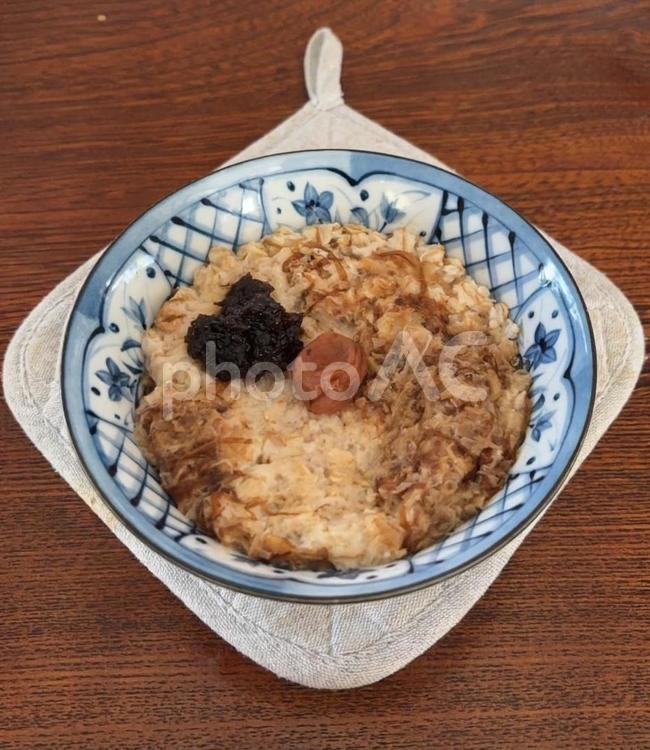 オートミールにのり佃煮とかつお梅の茶碗飯 茶碗飯,オートミール,鰹節の写真素材