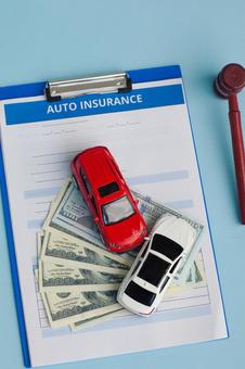 車の保険モチーフ 自動車販売,紙幣,ミニカーの写真素材
