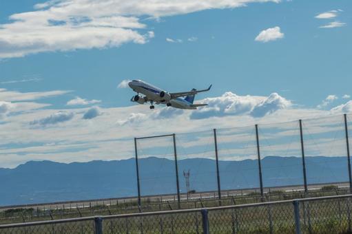 夏雲と飛行機の影 夏雲と飛行機の影 飛行機,航空機,旅客機の写真素材