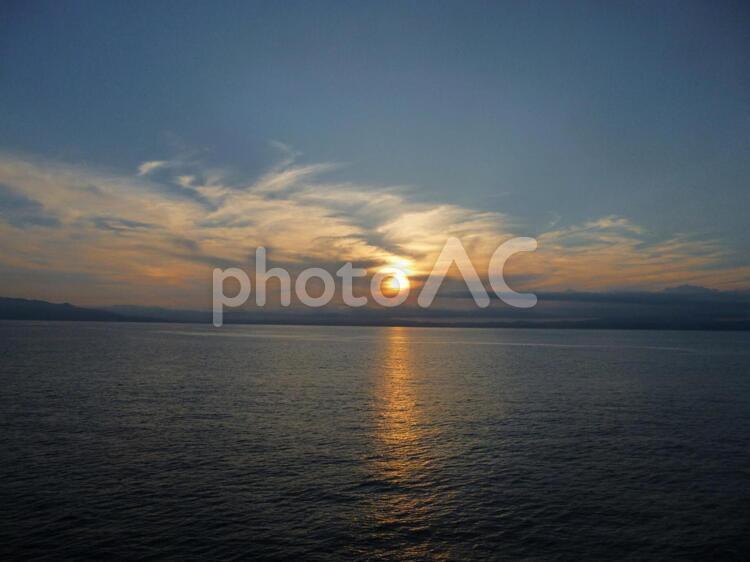 函館東日本フェリー船上より 夕日,夕陽,夕暮れの写真素材