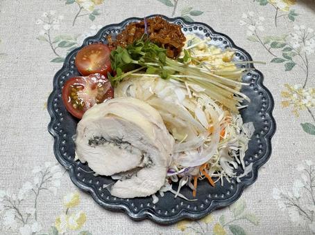おうちごはん お肉とサラダ おうちごはん お肉とサラダの写真