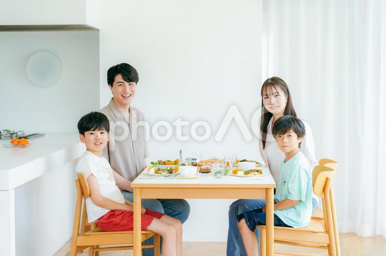 ダイニングで食事する家族 家族,食事,食卓の写真素材