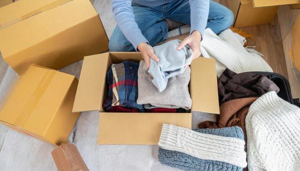 段ボールに服を入れる 衣替え・断捨離 段ボールに服を入れる 衣替え・断捨離の写真