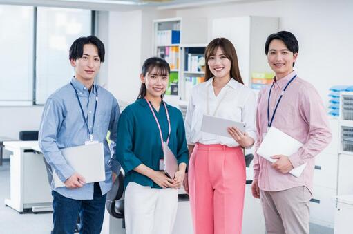 オフィスで働くビジネスマン。 ビジネス,人物,日本人の写真素材