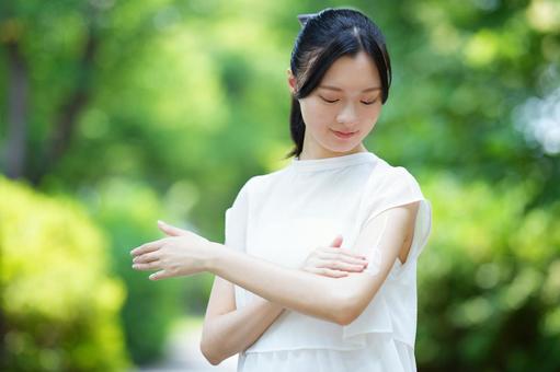 女性が腕を見るの写真