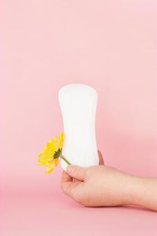 生理用ナプキンと花を持つ手 生理,月経,手の写真素材