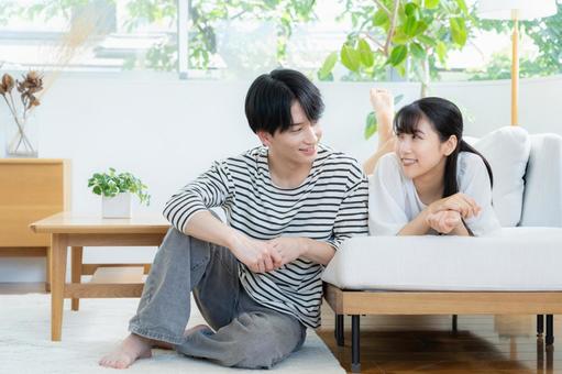 リビングでくつろぐ若いカップル リビングでくつろぐ若いカップル 夫婦,カップル,リビングの写真素材