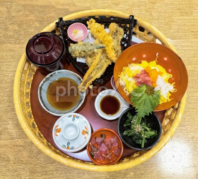 天ぷら籠御前定食のイメージ素材 かご,籠,定食の写真素材