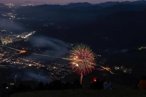 山頂からの絶景、花火の夜 山頂からの絶景、花火の夜の写真