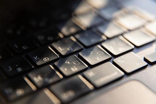 夕日が当たるPCキーボード キーボード,パソコン,ビジネスの写真素材