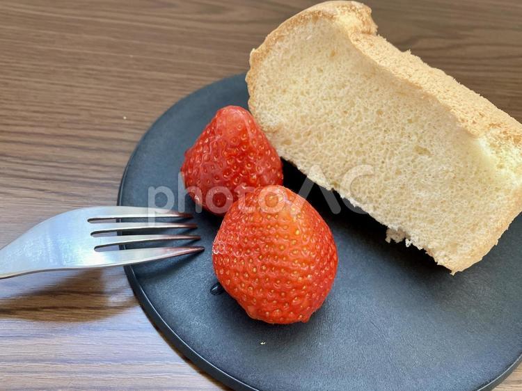 シフォンケーキといちご スイーツ,シフォンケーキ,いちごの写真素材