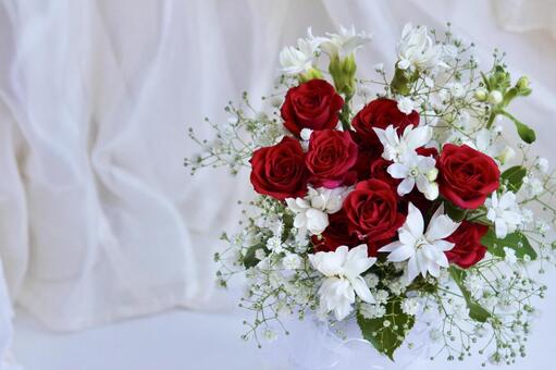赤いバラの花束とホワイトレース背景 バラ,赤,クリスマスの写真素材