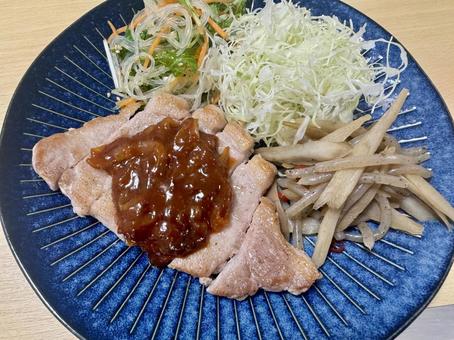 酒のあてのイメージ トンテキ 酒のあてのイメージ トンテキ 酒のあて,肉料理,豚肉の写真素材