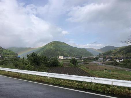 虹と山と田んぼ 虹と山と田んぼの写真