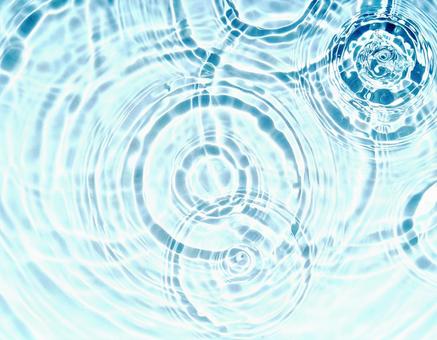 波紋が広がる水面の写真