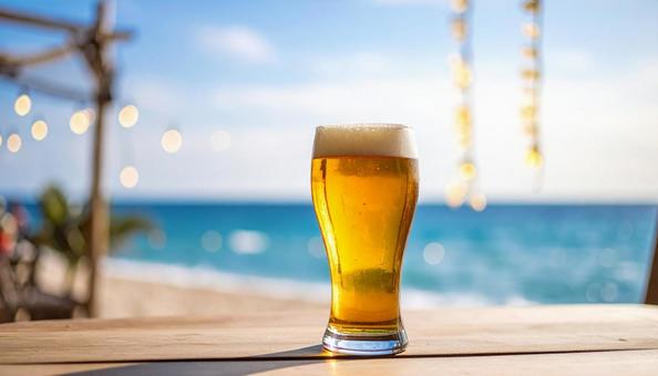 テーブルに置かれた生ビール 海 テーブルに置かれた生ビール 海の写真