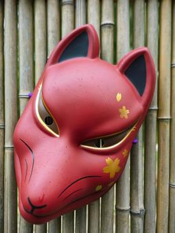 紅に咲く花模様の狐面 紅に咲く花模様の狐面 狐面,お面,赤の写真素材