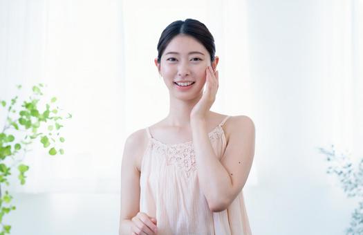 頬に手を当てる女性 女性,美容,スキンケアの写真素材