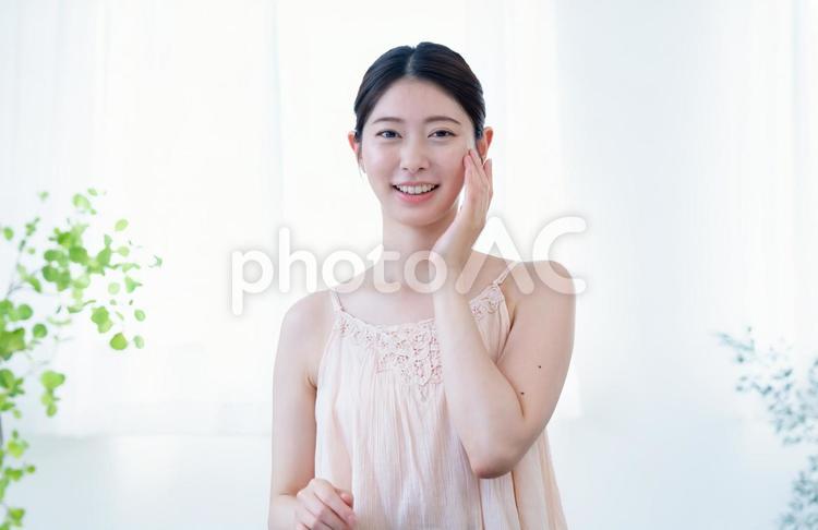 頬に手を当てる女性 女性,美容,スキンケアの写真素材