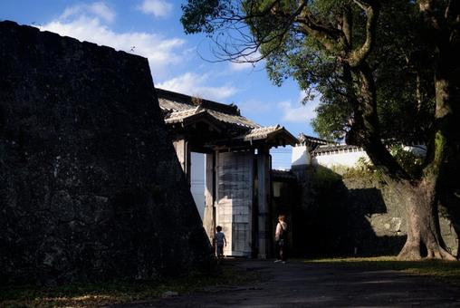 ＜素材＞石田城の城跡を散策する親子 家族,親子,城の写真素材