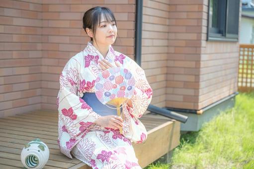 遠くを見つめる浴衣女性 遠くを見つめる浴衣女性 女性,浴衣,和装の写真素材