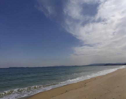 広がる砂浜と青空 広がる砂浜と青空の写真