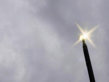公園の街灯と曇り空 空,曇り,夕方の写真素材
