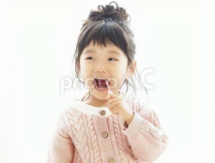 大きな口をあけて歯磨きする子供 歯磨き,笑顔,子供の写真素材