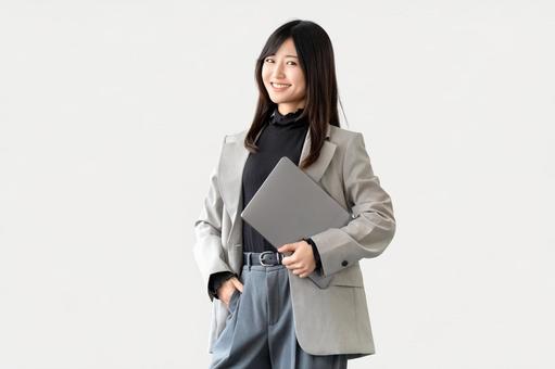 パソコンを持つ女性・ビジネスウーマン パソコンを持つ女性・ビジネスウーマン 女性,パソコン,仕事の写真素材