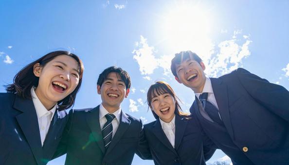 笑顔で元気いっぱいの若いビジネスマン 笑顔で元気いっぱいの若いビジネスマンの写真
