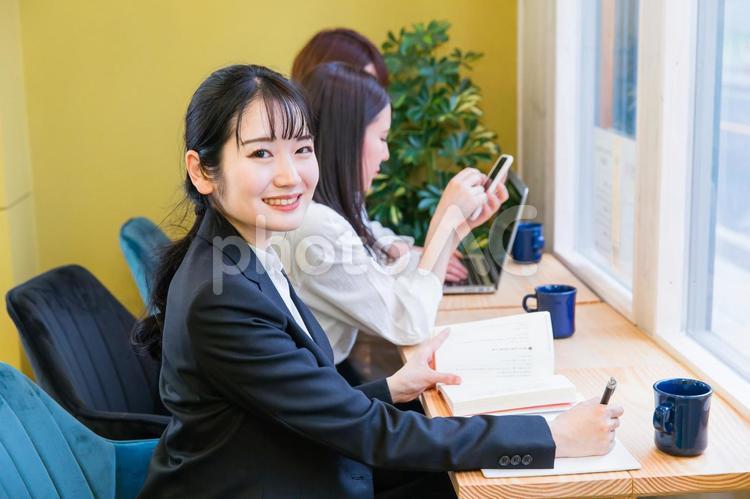 カフェの窓際カウンター席にいる女性（勉強） 勉強,スキルアップ,知識の写真素材