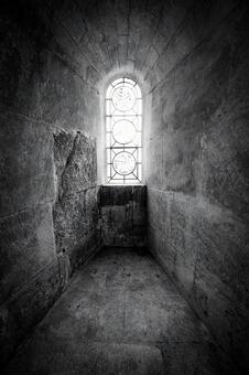 モノクロの小窓 モノクロ写真,小窓,ステンドグラスの写真素材