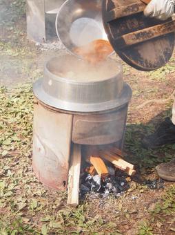 バイオマス燃料で羽釜の野外調理 かまど,羽釜,アウトドアの写真素材