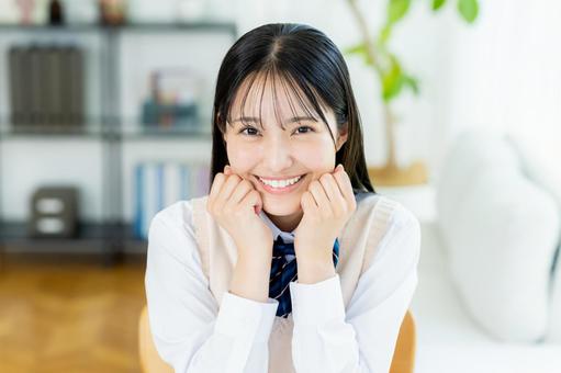 自宅で勉強をする女子高生 自宅で勉強をする女子高生 高校生,女子,笑顔の写真素材