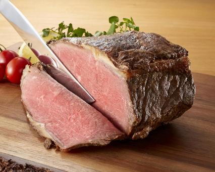 ローストビーフの塊肉 ローストビーフの塊肉 ローストビーフ,塊,牛肉の写真素材