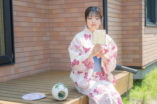 鏡を見る女性 女性,浴衣,美人の写真素材