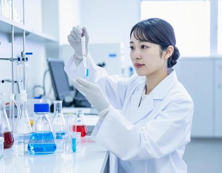 薬を開発する白衣の女性研究員 薬を開発する白衣の女性研究員の写真