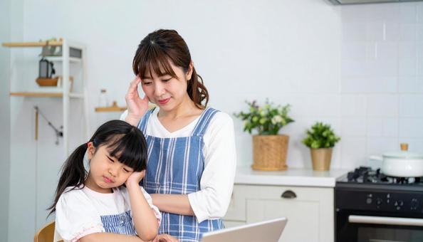 子育てに悩む主婦 子育てに悩む主婦の写真