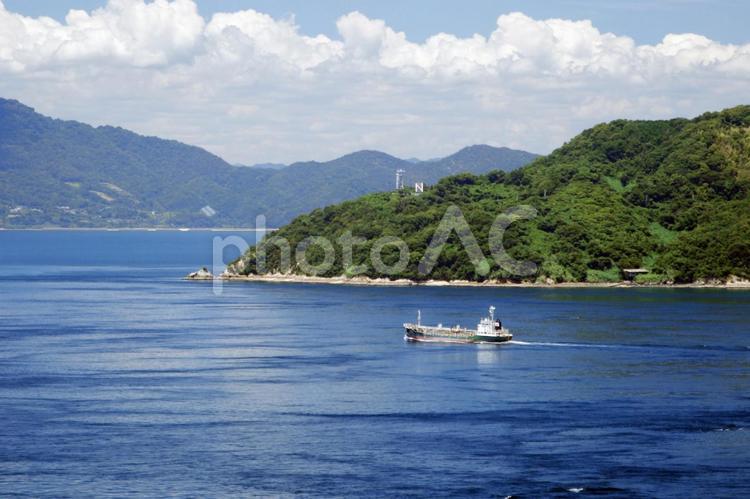青い海原に、希望を乗せて進む船-01 海,船,瀬戸内海の写真素材
