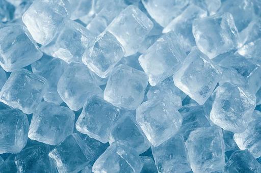 透明なアイスキューブの山・冷たい氷・涼感の写真